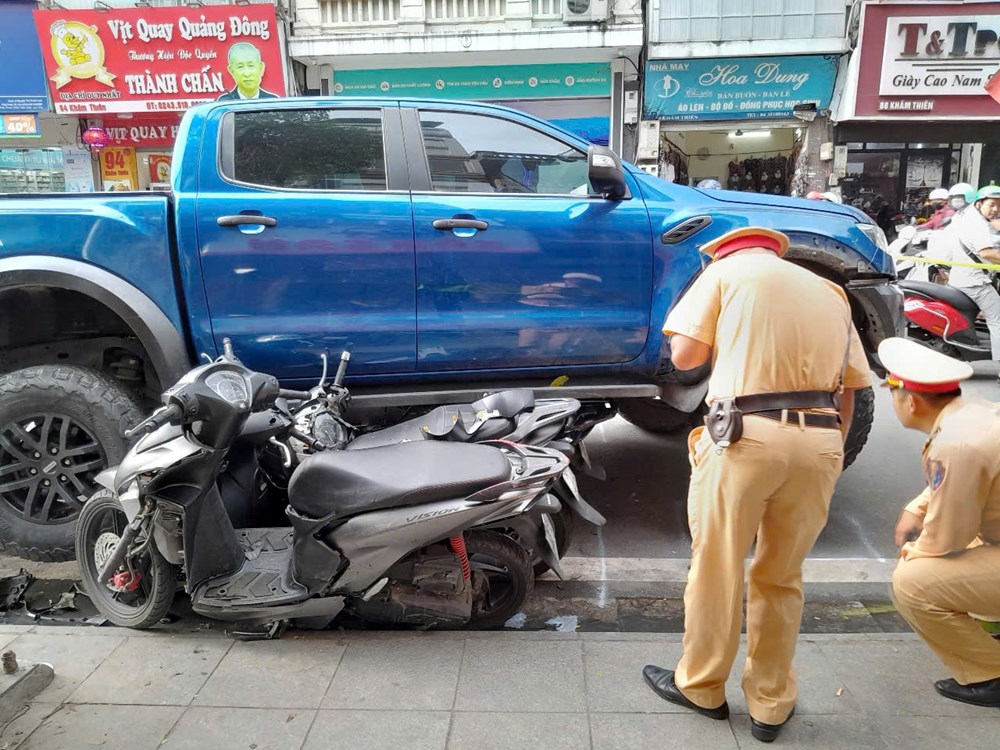 Lực lượng chức năng tiến hành khám nghiệm hiện trường tai nạn. Ảnh: HH