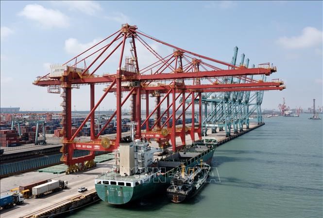 Quang cảnh cảng hàng hóa tại tỉnh Hà Bắc, Trung Quốc. Ảnh: THX/TTXVN