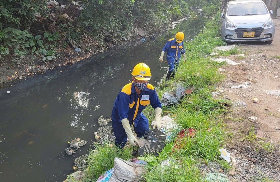Công nhân Xí nghiệp Thoát nước số 1 (Công ty TNHH một thành viên Thoát nước Hà Nội) vớt rác thải, khơi thông dòng chảy tại mương Kẻ Khế (phường Ngọc Hà).