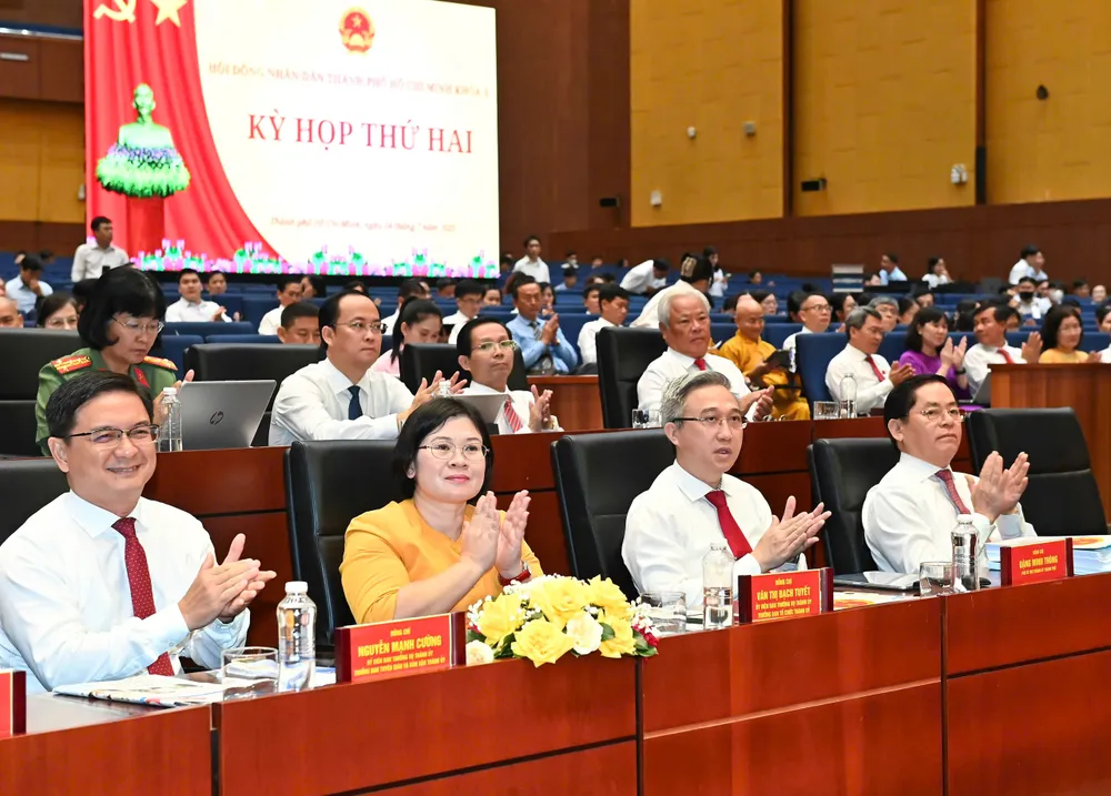 Các đồng chí lãnh đạo TPHCM và đại biểu HĐND TPHCM tham dự kỳ họp. Ảnh: VIỆT DŨNG