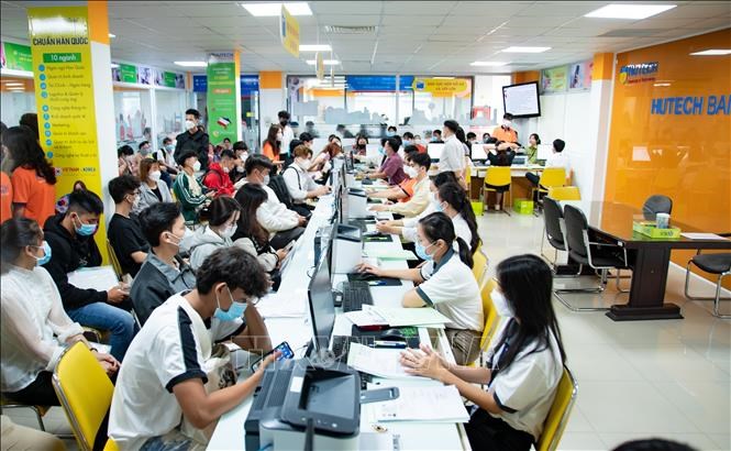 Ảnh tư liệu: Thí sinh đến nhập học tại trường Đại học Công nghệ Thành phố Hồ Chí Minh (HUTECH).