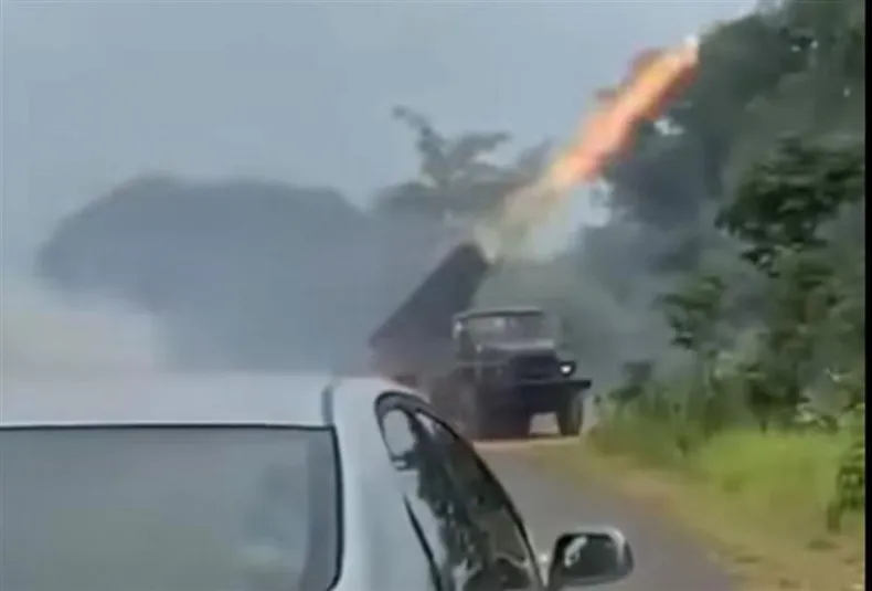 Hình ảnh Bangkok Post đăng tải, được cho là quân đội Campuchia phóng rocket từ căn cứ Khao Laem, Campuchia sáng 24.7. Ảnh: BANGKOK POST