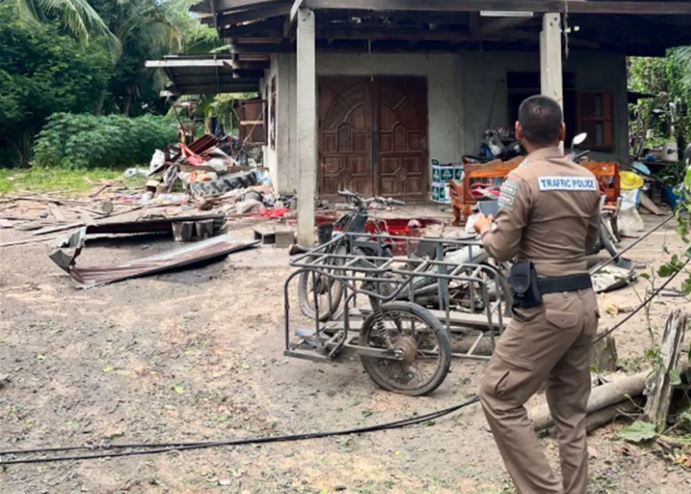 Cảnh sát Thái Lan kiểm tra một ngôi nhà ở huyện Kap Choeng, tỉnh Surin, mà phía Thái Lan cho là trúng rocket của Campuchia. Ảnh: BANGKOK POST