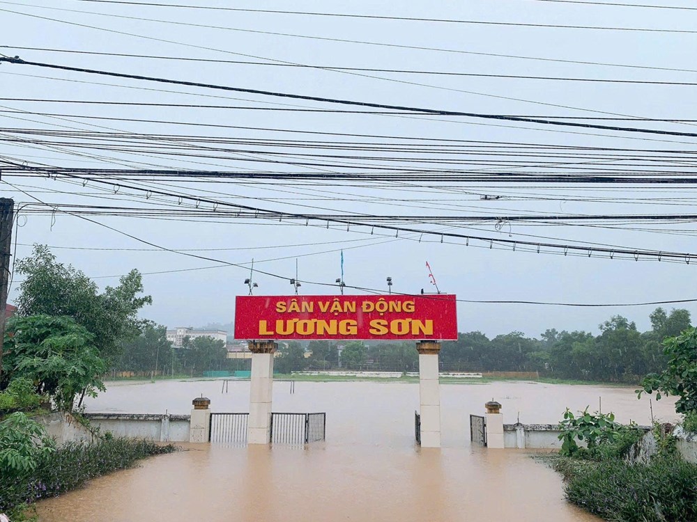 Sân vận động xã Lương Sơn (Phú Thọ) bị ngập sâu (ảnh: Công an Phú Thọ).