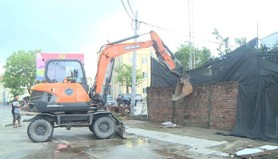 Xã Hát Môn xử lý công trình vi phạm trên đất nông nghiệp. Ảnh: Hoàng Thoàn