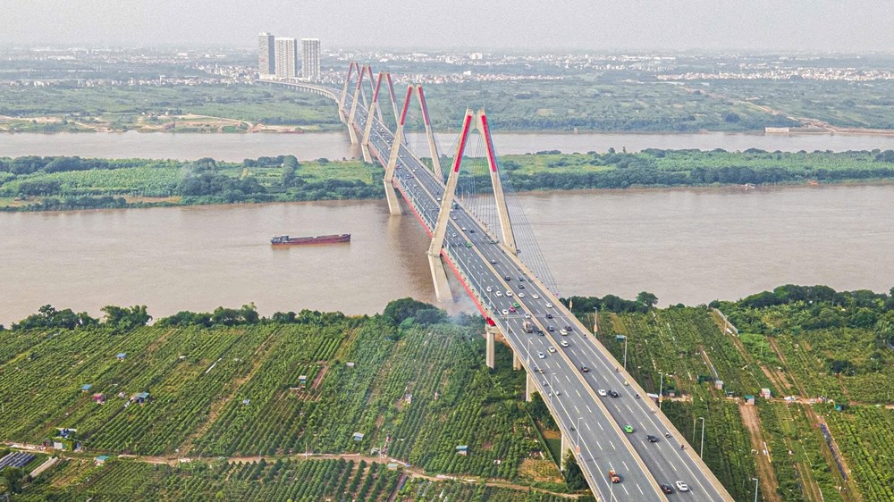 Cầu Nhật Tân. Ảnh: Tạ Hải