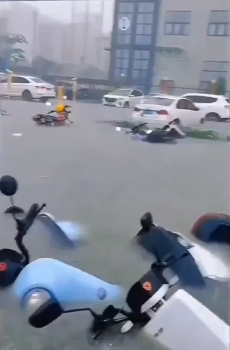 Mưa lớn gây ngập lụt ở tỉnh Hà Bắc, Trung Quốc. Ảnh: X