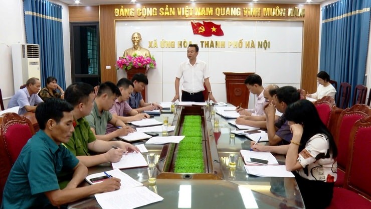 Xã Ứng Hòa họp bàn thống nhất phương án sẵn sàng cưỡng chế và bảo vệ thi công. Ảnh: Lê Quý