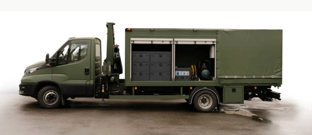 Xe tải 4×4 khác trang bị cần cẩu nhỏ trong bộ phương tiện dùng để hỗ trợ xử lý vũ khí và bảo dưỡng chiến đấu cơ F-16. Ảnh: Come Back Alive