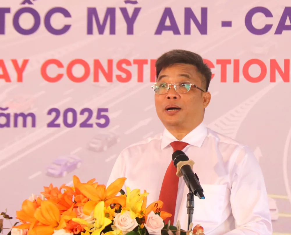 Ông Trần Văn Thi, Giám đốc Ban Quản lý Dự án Mỹ Thuận phát biểu tại lễ khởi công