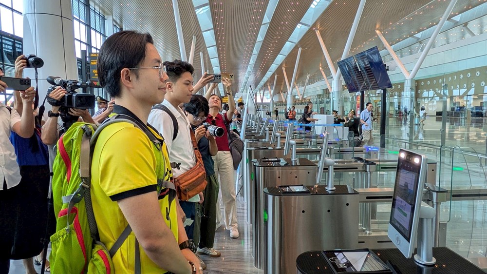 Hành khách xác thực điện tử và nhận diện sinh trắc học tại Nhà ga T3 sân bay Tân Sơn Nhất. Ảnh: Nghiêm Ý