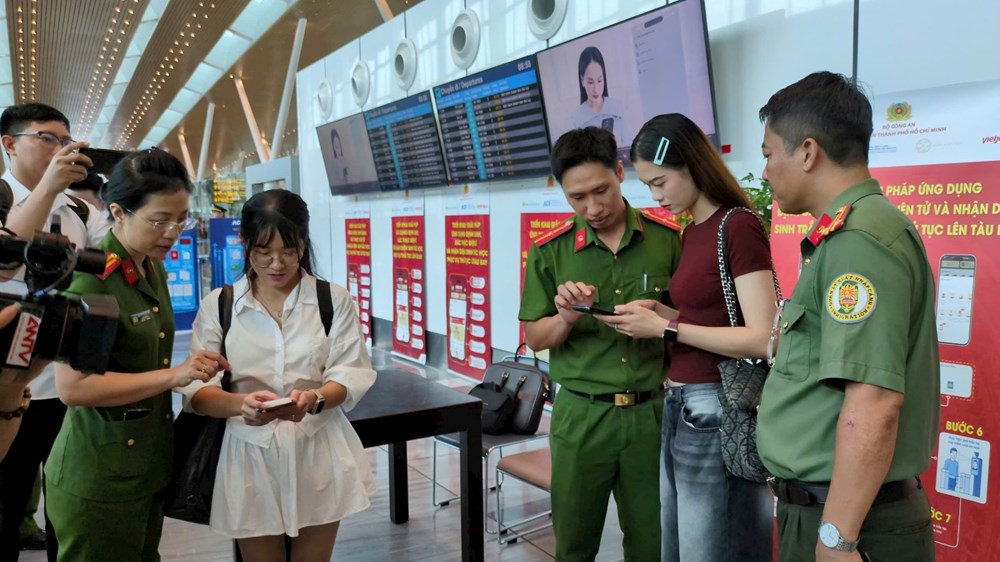 Cán bộ, chiến sĩ công an hỗ trợ người dân. Ảnh: Nghiêm Ý
