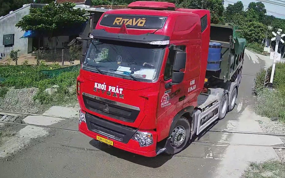 Xe tải nối đuôi vượt ẩu, tông gãy cần chắn đường sắt ở Quảng Ngãi - ảnh 1