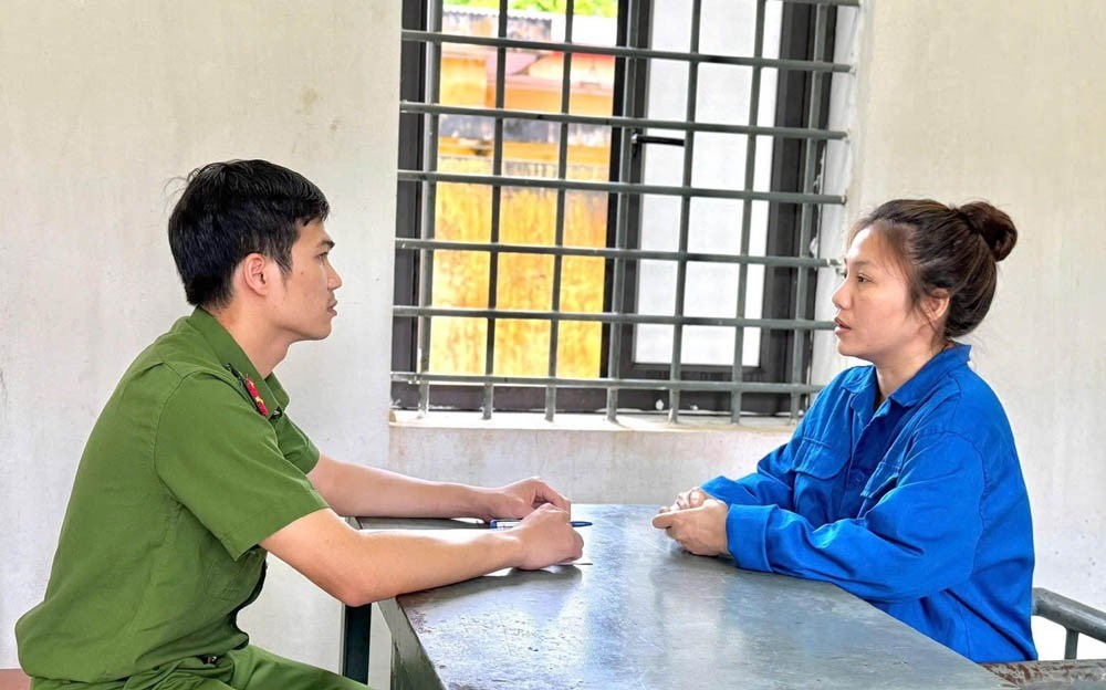 Cơ quan điều tra lấy lời khai của đối tượng Trịnh Thị Thu Uyên.
