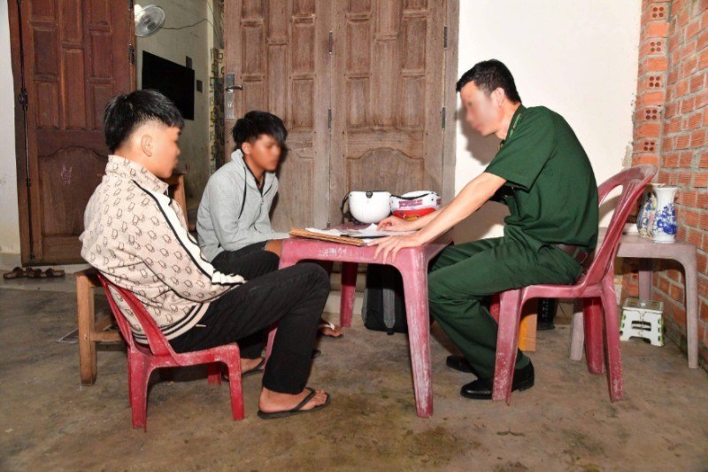 Cán bộ Biên phòng làm việc với hai đối tượng Nghĩa và Hùng.