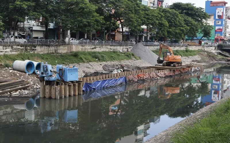 Các hạng mục để làm sạch sông Tô Lịch đang được thi công