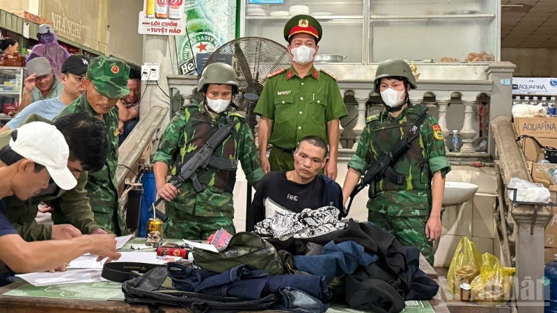 Lực lượng chức năng bắt giữ đối tượng Trần Hải Quỳnh.