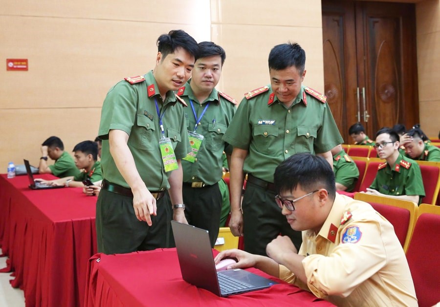 Cán bộ, chiến sĩ Công an Thủ đô tham gia khóa học Thanh niên Công an Thủ đô gương mẫu đi đầu trong đào tạo và làm chủ khoa học công nghệ, vững bước tiến vào kỷ nguyên số.