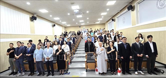 Các đại biểu và khách mời thực hiện nghi lễ chào cờ tại buổi lễ.