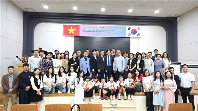 Các đại biểu và khách mời chụp ảnh lưu niệm tại buổi lễ.