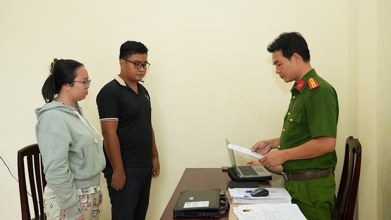 Công an Cần Thơ đọc lệnh khởi tố 2 đối tượng.