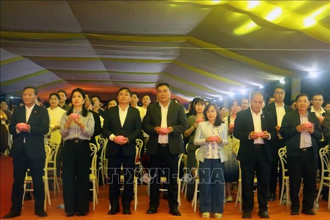 Đại biểu tưởng niệm các Anh hùng Liệt sĩ đã hy sinh vì độc lập, tự do, vì nền hòa bình bền vững của hai dân tộc Việt - Lào. Ảnh: Đỗ Bá Thành/PV TTXVN tại Lào