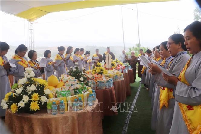 Các Phật tử thực hiện nghi lễ cầu siêu cho anh linh các Anh hùng liệt sĩ hai nước Việt Nam - Lào. Ảnh: Đỗ Bá Thành/PV TTXVN tại Lào