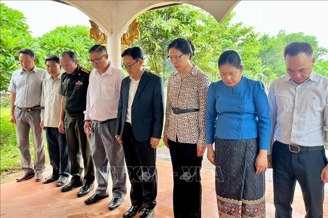 Các đại biểu Việt Nam và Lào dâng hương dâng hoa tại một khu di tích trên địa bàn huyện Sepon, tỉnh Savannakhet. Ảnh: TTXVN phát