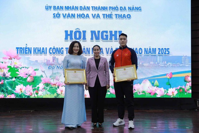 Cô trò Lê Thị Hồng Ngoan và Lê Văn Toàn cùng được nhận nhận bằng khen của Chủ tịch UBND TP.Đà Nẵng vì có nhiều thành tích cho bộ môn Pencak Silat năm 2024.