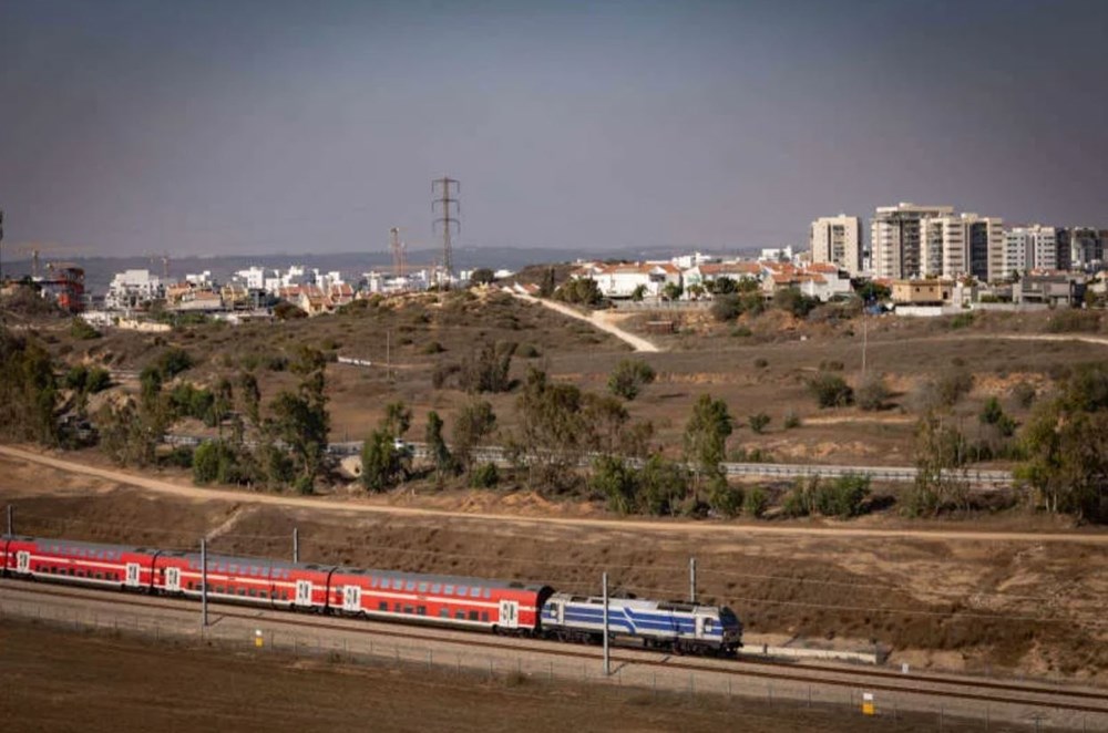 Đoàn tàu của Đường sắt Israel gần thành phố Sderot, miền nam Israel, ngày\n21.7.2025. Ảnh minh họa: yahoo.com