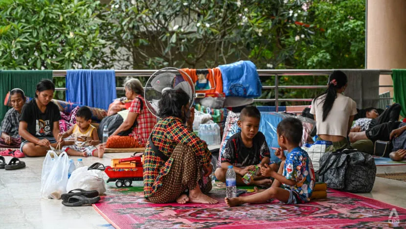 Người dân tỉnh Surin, Thái Lan sơ tán vào khuôn viên trường Đại học RMUTI. Ảnh: CNA
