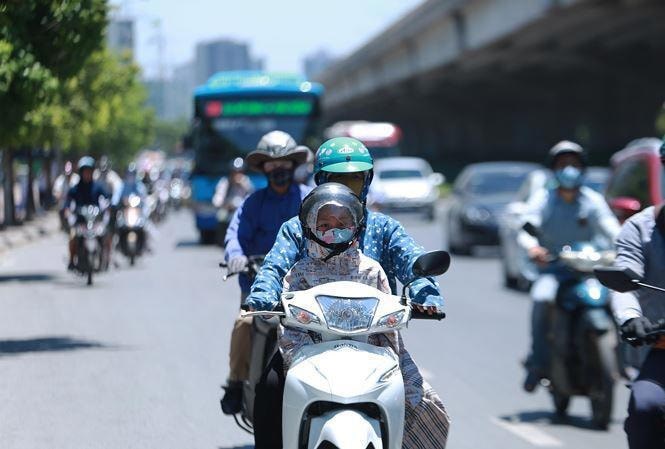 Bước sang tuần mới, thời tiết miền Bắc và miền Trung chuyển nắng nóng gay gắt, có nơi vượt 37 độ.
