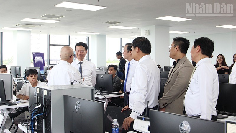 Bộ trưởng Khoa học và Công nghệ Nguyễn Mạnh Hùng thăm lớp đào tạo thiết kế vi mạch.