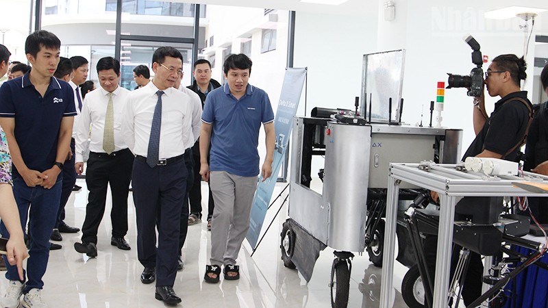 Đoàn công tác Bộ Khoa học và Công nghệ gặp gỡ, trao đổi với các doanh nghiệp khởi nghiệp.