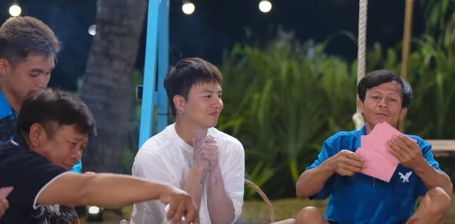 Anh Điệp trao thư tay cho mỗi thành viên trong Gia đình Haha.