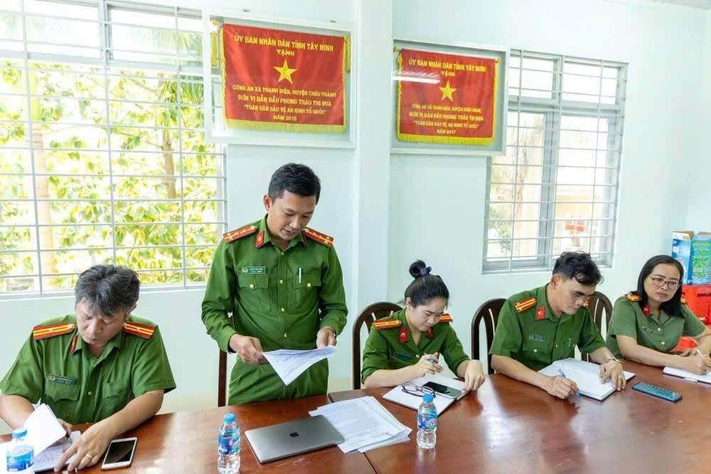 Phòng Cảnh sát điều tra tội phạm về tham nhũng, kinh tế, buôn lậu và môi trường, Công an tỉnh Tây Ninh công bố quyết định xử phạt doanh nghiệp xả thải vượt quy chuẩn ra môi trường (ảnh: Công an Tây Ninh).