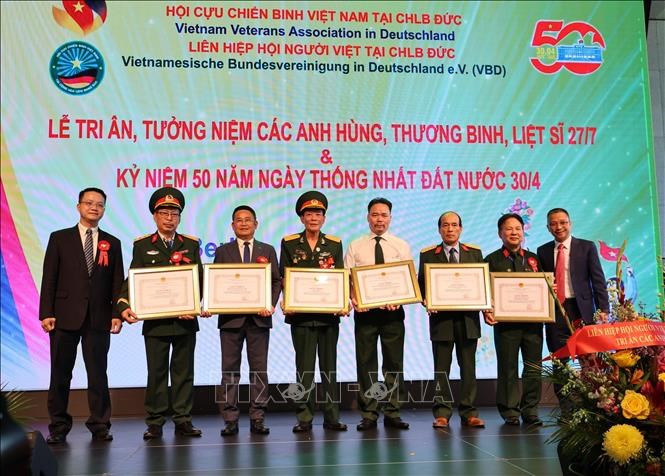 Đại diện các hội cựu chiến binh và cựu quân nhân Việt Nam tại Đức nhận Bằng khen của Đại sứ quán Việt Nam. Ảnh: Thu Hằng/PV TTXVN tại Đức