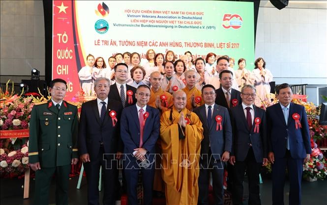 Đại diện Đại sứ quán Việt Nam tại Đức, Văn phòng Tùy viên Quốc phòng, Liên hiệp hội người Việt Nam tại Đức, Hội CCB cùng tham dự lễ cầu siêu, tưởng niệm các anh hùng liệt sĩ. Ảnh: Thu Hằng/TTXVN