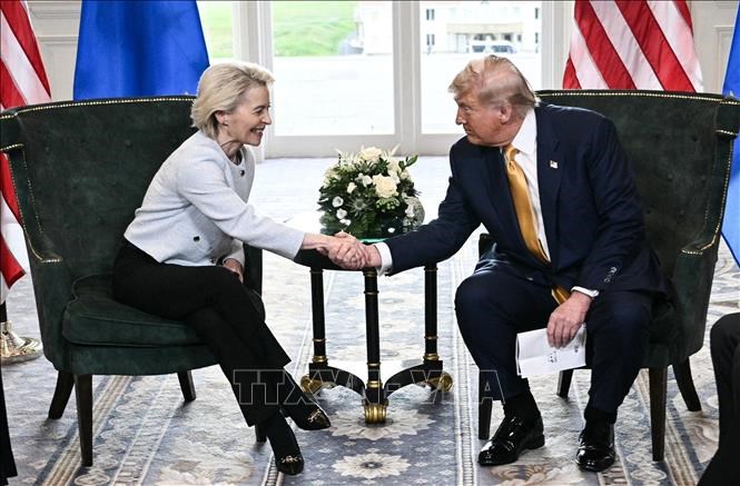 Tổng thống Mỹ Donald Trump (phải) trong cuộc gặp Chủ tịch Ủy ban Châu Âu (EC) Ursula von der Leyen tại khu nghỉ dưỡng ở Turnberry (Scotland), ngày 27.7.2025. Ảnh: REUTERS/TTXVN