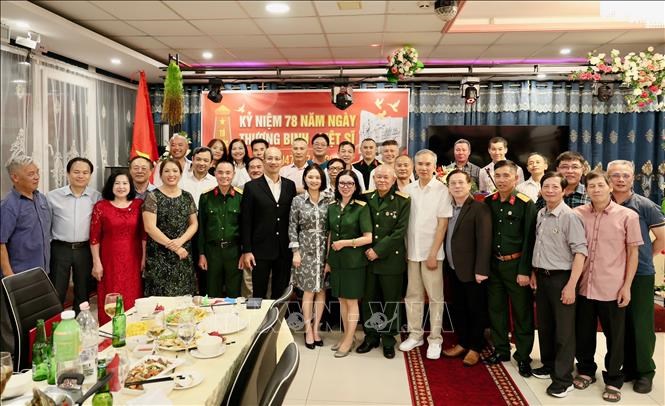 Đại sứ Việt Nam tại Hungary Bùi Lê Thái cùng hội viên, thân nhân các gia đình thương binh, liệt sĩ và những người có công với cách mạng đang sinh sống, học tập và làm việc tại Hungary. Ảnh: TTXVN