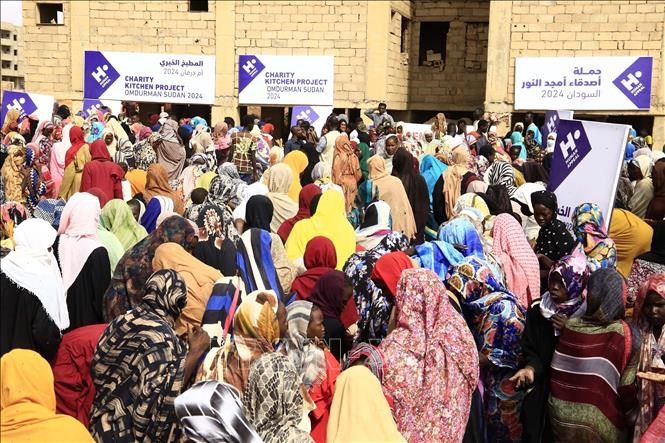 Người tị nạn nhận thức ăn cứu trợ tại Omdurman, Sudan ngày 1.8.2024. Ảnh: THX/TTXVN