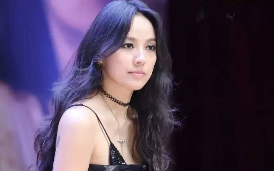 Nữ ca sĩ nổi tiếng bị thương dẫn đến biến dạng ngón tay - ảnh 1