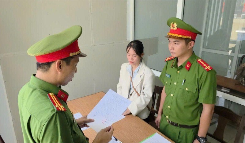 Khởi tố nữ nhân viên ngân hàng làm giả giấy tờ, lừa đảo chiếm đoạt tài sản - ảnh 1