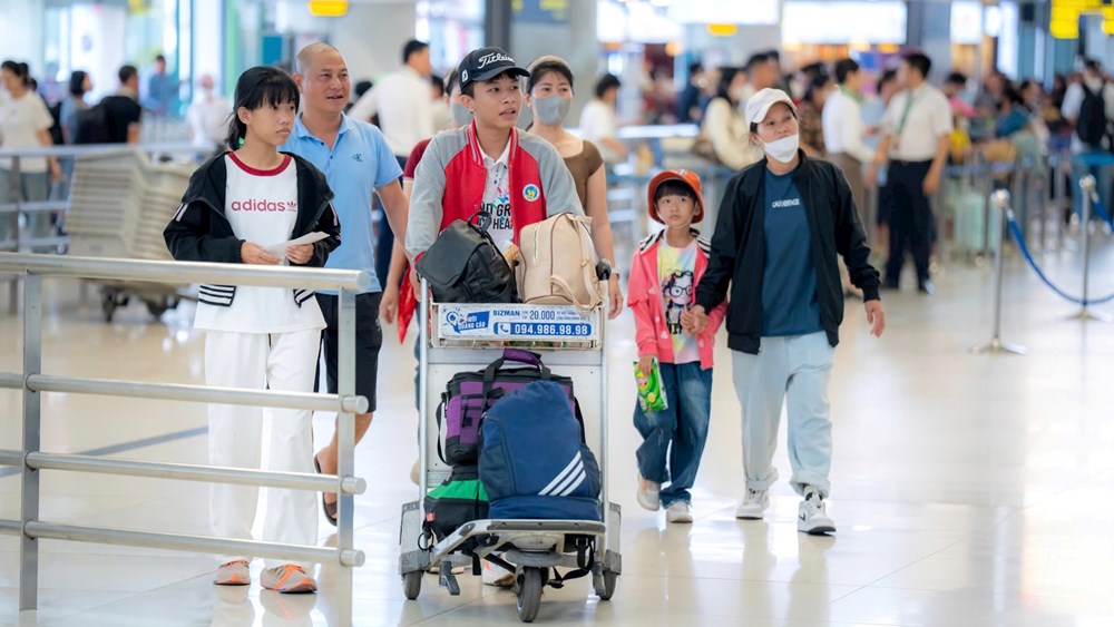 Lượng hành khách qua Cảng hàng không quốc tế Nội Bài trong 6 tháng đầu năm tăng cao. Ảnh Phan Công