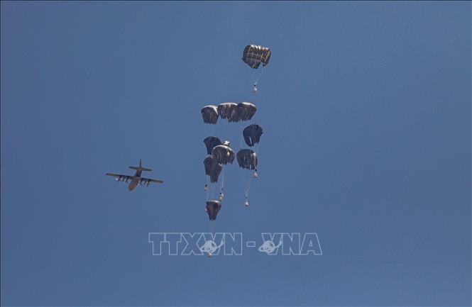 Máy bay thả hàng viện trợ xuống Dải Gaza ngày 27.7.2025. Ảnh: THX/TTXVN