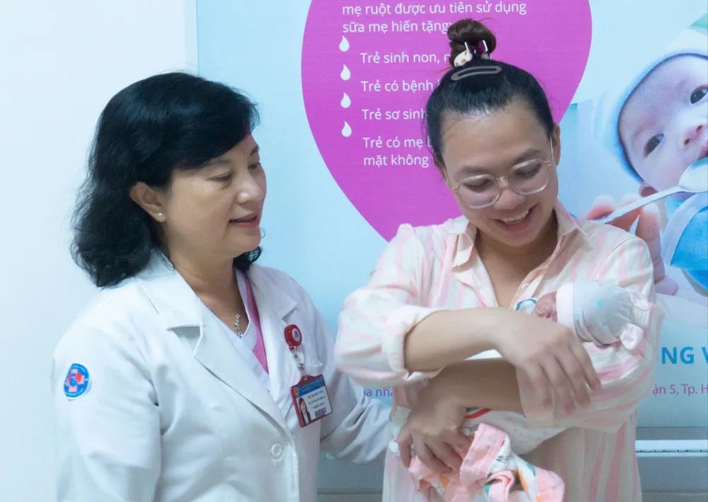 Hành trình trở về vòng tay mẹ của 2 trẻ sơ sinh cực non - ảnh 1