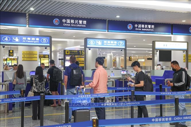 Hành khách tại sân bay quốc tế Giang Bắc Trùng Khánh, Trung Quốc, ngày 8.7.2025.\nẢnh: THX/TTXVN