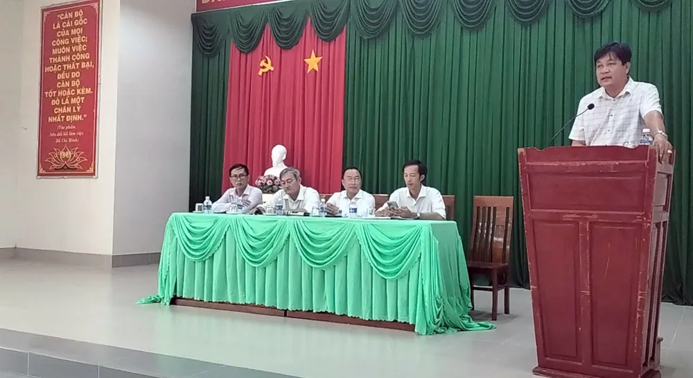 Đoàn công tác Sở NN-MT tỉnh Vĩnh Long cùng các đơn vị liên quan tổ chức đối thoại với người dân