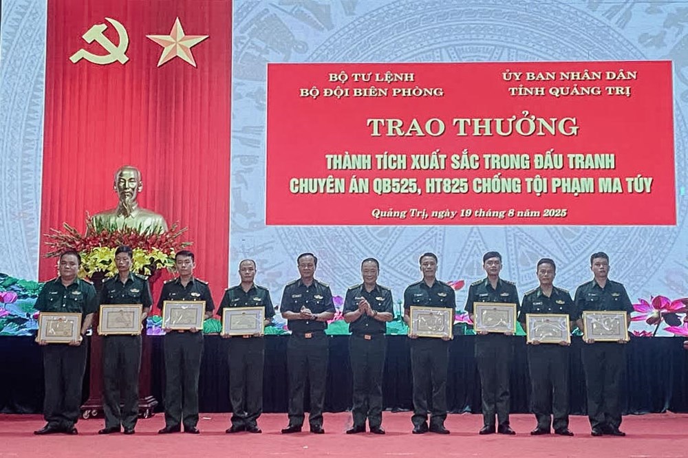 Khen thưởng Bội đội Biên phòng Quảng Trị sau chuyên án phá đường đường dây ma túy "khủng" - ảnh 2