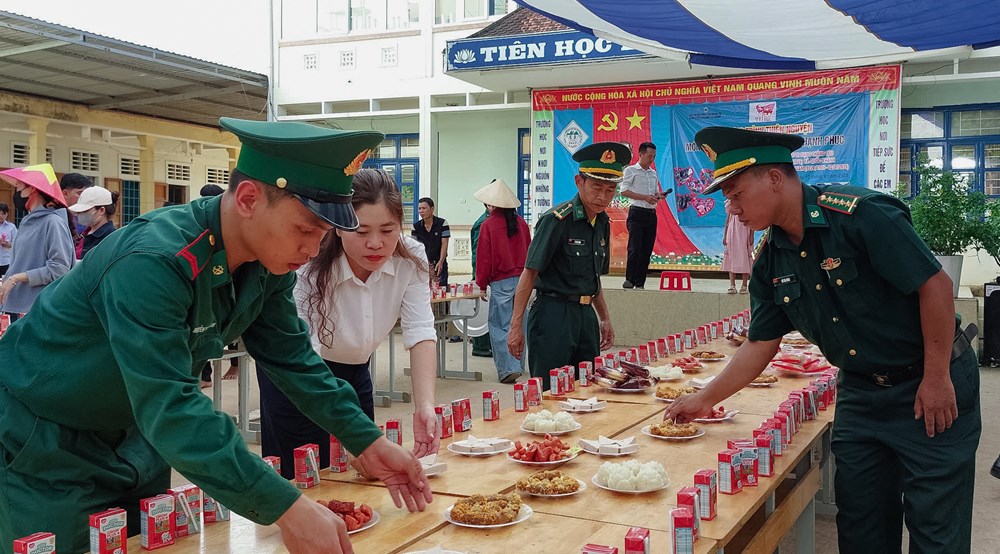 “Bữa tiệc hạnh phúc” nối nhịp yêu thương nơi biên giới - ảnh 1